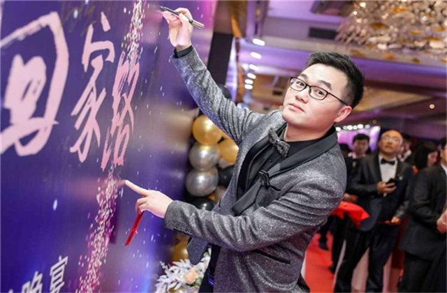 【高光“疫”事】勇敢逆行的特殊“网约车”——d88尊龙z690后，用信念打通生命运输线