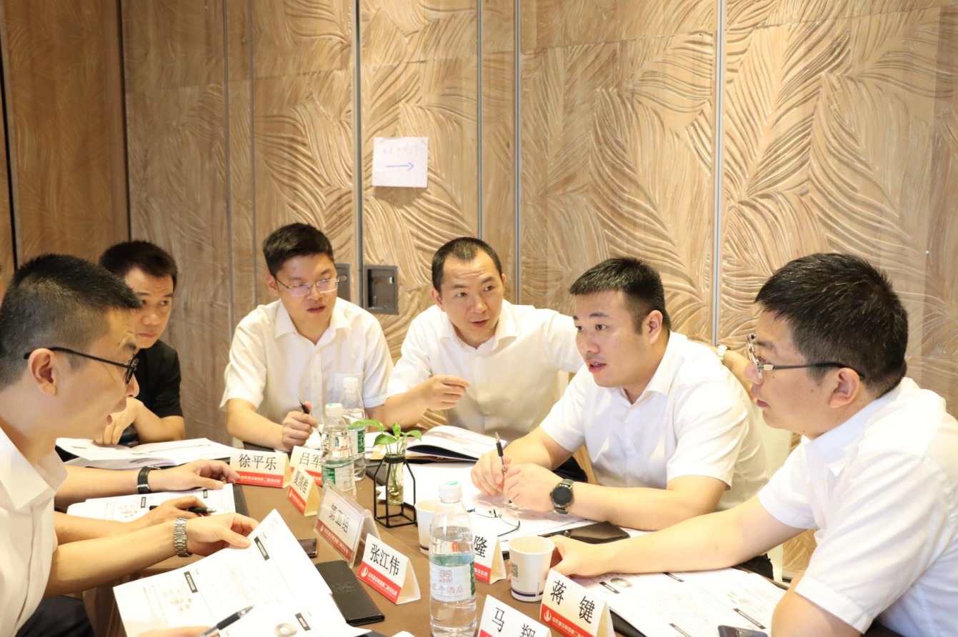 2021年6月25日-26日，d88尊龙z6二建组织开展了2021年中高层主管执行力培训。本次培训特邀清华、北大、上海交大总裁班讲师，中国企业家协会特聘高级讲师许晋老师进行授课。